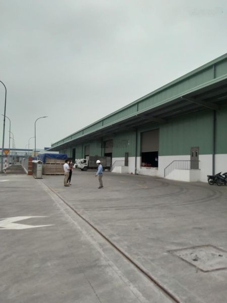 Cho thuê kho đường Nguyễn Văn Cừ, Long Biên, HN. DT 1000m2, khung thép tường bao quanh. Giá 140k/m