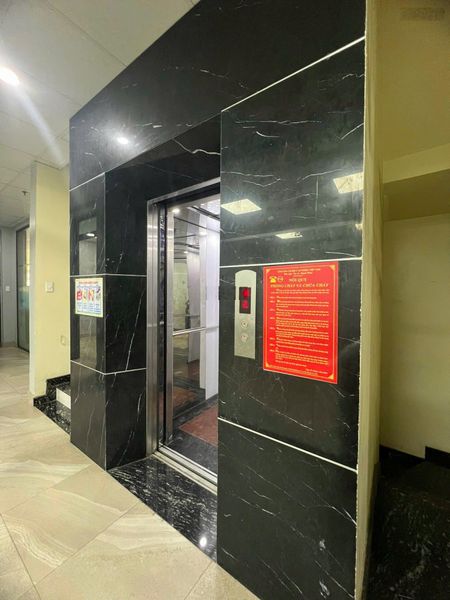 Cho thuê mặt bằng vp toà nhà ngay ngã tư 550 đường lớn,đủ phòng giám đốc, nhân sự