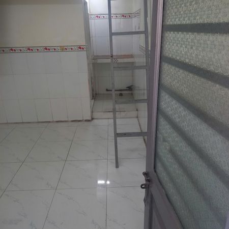 Sang lại hđ thuê phòng 12m2 có gác , tất cả các bức tường đều ốp gạch trong tòa nhà CHDV
