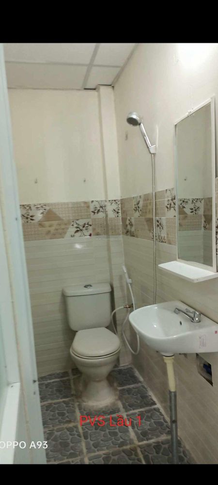 Nhà nguyên căn 2 tầng lầu chỉ sau căn mặt tiền.Hẻm ô tô, xe đậu cửa.