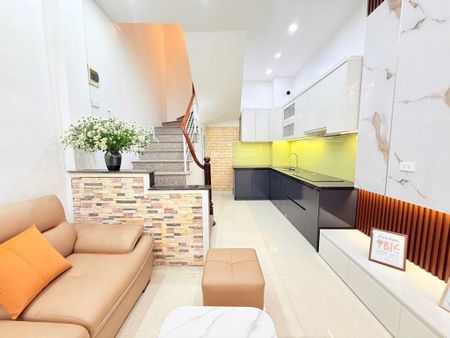 Cho thuê nhà mặt ngõ kinh doanh cách phố hơn 30 m. Ngõ thông ba gác xe máy. Vừa ở vừ vừa kinh doanh