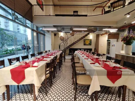 Cho thuê sang nhượng 175m2 mặt bằng shophouse ngay chung cư sẵn kinh doanh nhà hàng, cafe