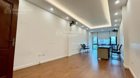 Cho thuê nhà ở lai xá 50m2, 5 tầng, thang máy, oto dỗ tránh