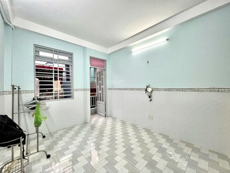 Giá rẻ! Cho thuê phòng trọ balcon 3ng2xe 30m2 trống có máy lạnh giờ tự do ngay chợ Hồ Thị Kỷ Q10