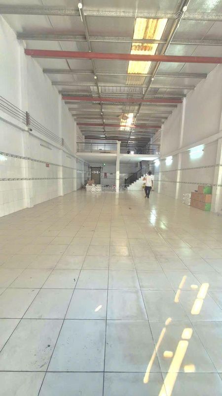 Kho xưởng nền gạch men co văn phòng gia 24 triêu