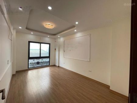 Cho thuê nhà ở Lai Xá 50m2, 5 tầng, thang máy, oto dỗ tránh.