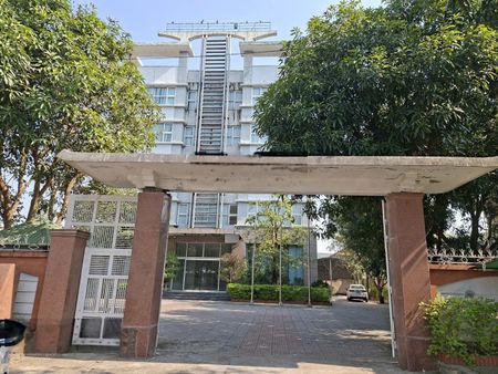 Cho thuê nguyên tòa / theo sàn Tòa nhà 5 tầng, sân 2.000m², số 54 Nguyễn Du, TP Vinh