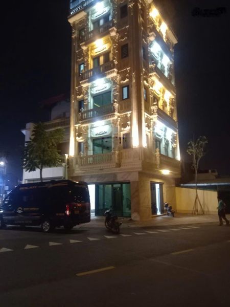 Cho thuê nguyên căn nhà 6 tầng thang máy, mặt tiền hơn 14m, lô góc tại 79 phố Vo Trung, Long Biên
