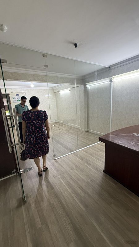 Cho thuê văn phòng 35m2, giá siêu hời 5 triệu tại Lý Phục Man, gần KCX Tân Thuận, thang máy, bảo vệ