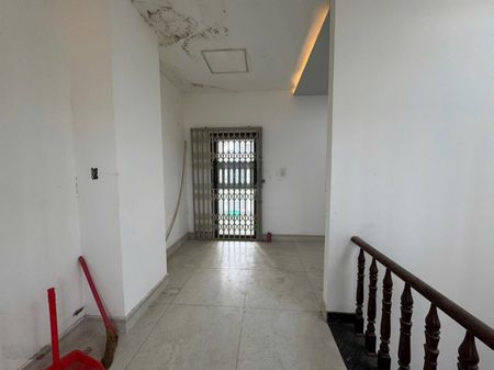 CHO THUÊ NHÀ KĐT NĂM SAO 1 Nhà 3 lầu full nội thất.2 máy lạnh máy nóng lạnh sẵn Giá 9tr/ tháng