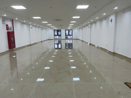 Cho thuê nhà mp Quán Thánh, Ba Đình 135m2 3 tầng, có hầm để xe, kinh doanh tấp lập. giá 100 tr