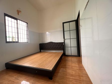 Cho thuê nhà mới xây xong, đầy đủ nội thất, tiện nghi, có sân đậu ô tô, gần trung tâm TP Mỹ Tho
