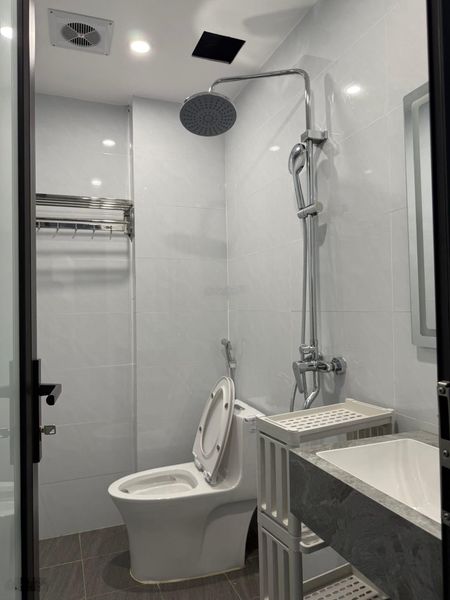 Chính chủ cho thuê phòng ban công, 5tr2, nhận xe điện tại Đê La Thành, cách Vin Giảng Võ 100m.