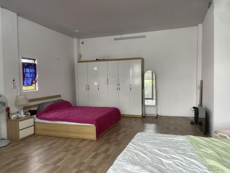 Còn phòng tầng 3 ở 76 An Dương ngách 32/43 dt 65m2 có đủ đồ Điện 3k/1 số -nước 100k/1 người