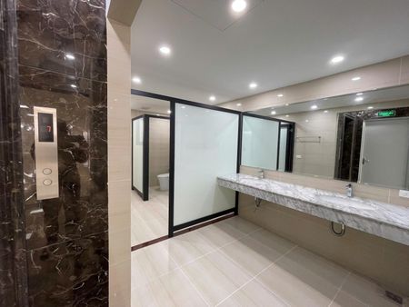 Cho thuê Tòa Văn Phòng 9 Tầng Mặt Phố Ngô Gia Tự. . DT 315m2, MT 8.3m nở hậu. Giá 300tr/th