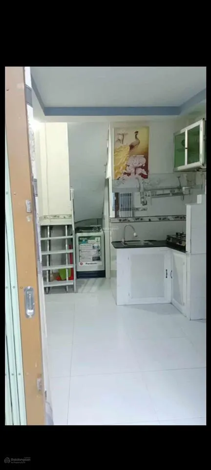 Nhà nguyên căn 2 tầng lầu chỉ sau căn mặt tiền.hẻm ô tô, xe đậu cửa.