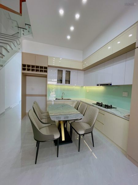Nhà Mới xây Phú Mỹ , gần Thành Phố Mới cách Huỳnh Văn Luỹ 180m , 1 trệt 2 lầu 3pn full nội thất