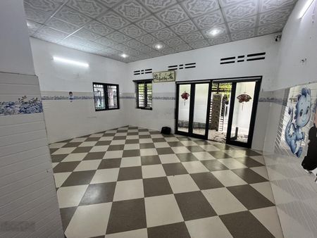 Cho thuê nhà 3 tầng 180m2 (dt đất: 125m2), mặt tiền 8m, 4pn, hẻm ô tô thông ra biển, cách mt 10m