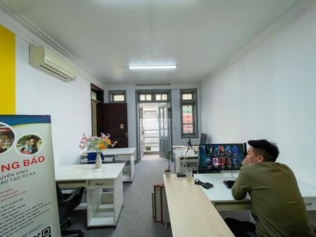 Cho thuê nhà Mặt phố Trần Vỹ vừa ở vừa kinh doanh lô góc 5 tầng 80m 8 phòng, thang máy 40tr/ tháng