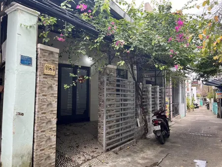 Cho thuê nhà 3 tầng 180m2 (dt đất 125m2), mặt tiền 8m, 4pn, hẻm ô tô thông ra biển, cách mt 10m