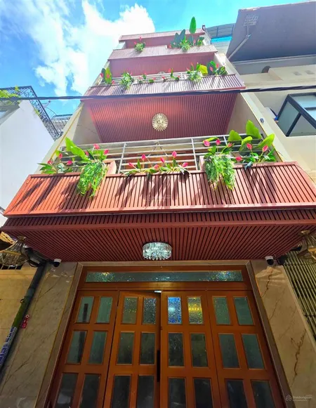 Cho thuê mặt bằng nhà 3 tầng, calmette, nhà mới , tdt 132m , đủ nội thất