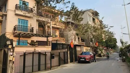 Cho thuê nhà biệt thự 6 phòng ngủ cho thuê trên đường âu cơ, nhật tân.phù hợp làm văn phòng