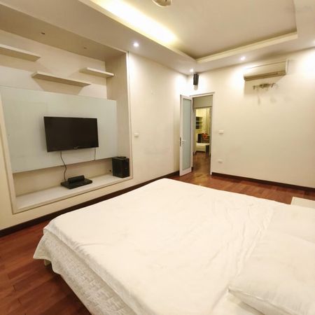 Cho thuê biệt thự villa sân vườn đường Tây Hồ, Quảng An, Hà Nội: 0972853966