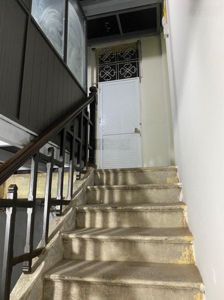 Chính chủ cho thuê nhà riêng, tầng 2, mặt phố, có ban công trước vườn hoa Hàng Đậu