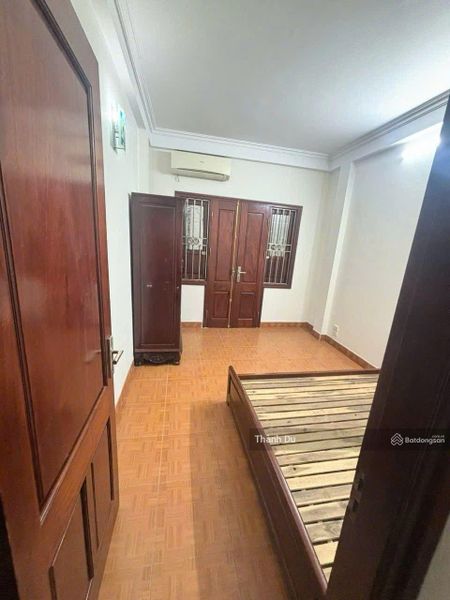 Cho thuê nguyên căn Bồ Đề - 32 m2 4 phòng ngủ gần hồ giá 9tr/th