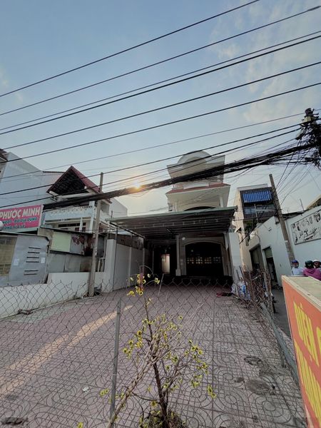 CHO THUÊ MB + NHÀ Ở 1 TRỆT 2 LẦU Vị trí: Nhà mặt tiền đường Đồng Khởi, gần cây xăng 26