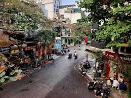 Cho thuê nhà mặt phố Bát Sứ - ngay ngã 3 với Bát Đàn - diện tích 30m², MT 5m, trung tâm Hoàn Kiếm