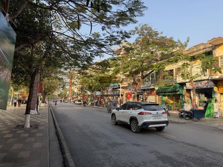 Cho thuê nhà mặt đường Quang Trung trung tâm thành phố. Diện tích: 140m2, mặt tiền: 5,4m