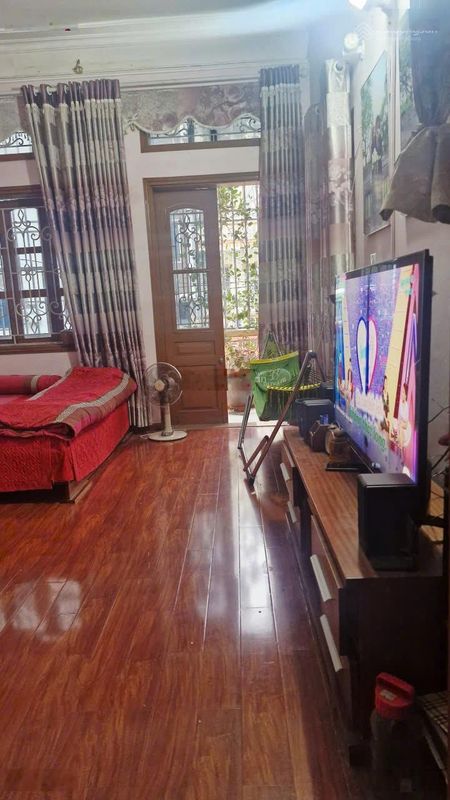 Cho thuê nhà riêng 100m², 3 tầng mặt đường chính Hoàng Công Chất.