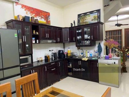 Cho thuê nhà nguyên căn Gia Thụy gần đoàn bay, 56m2, 4PN giá 12 tr / tháng