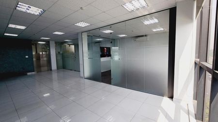 Văn phòng mặt tiền ung văn khiêm , dt 95m2 lầu 5 giá chỉ 23 triệu .
