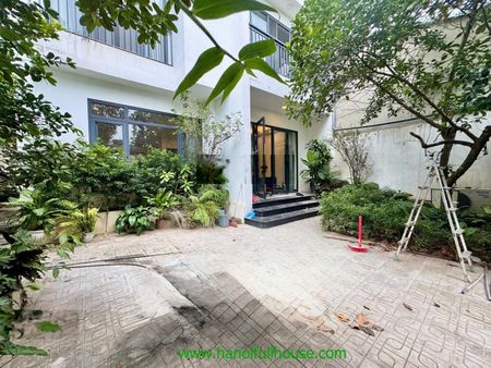 Nhà đẹp sân vườn đủ đồ cho thuê ở, làm công ty ở quận Tây Hồ, Hà Nội