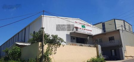 Cho thuê Nhà xưởng rộng 1200m2, có sẵn điện 3 pha sản xuất, 2 cẩu 5 tấn và 3 tấn