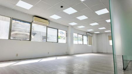 Văn phòng Q3 full giá 37 triệu (105m2) tòa nhà VP mặt tiền Võ Văn Tần