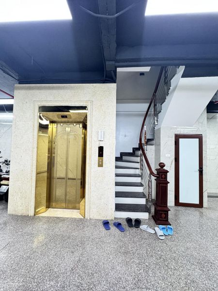 Cần cho thuê building làm văn phòng, công ty. Nhà 9 tầng, thang máy, ô tô đỗ cửa, đường 10m