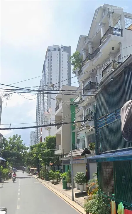 Bán nhà 3 tầng, dt 130 mét, đang có dòng tiền 25 triệu, mặt tiền đường lê thị chợ, giá 17 tỷ x