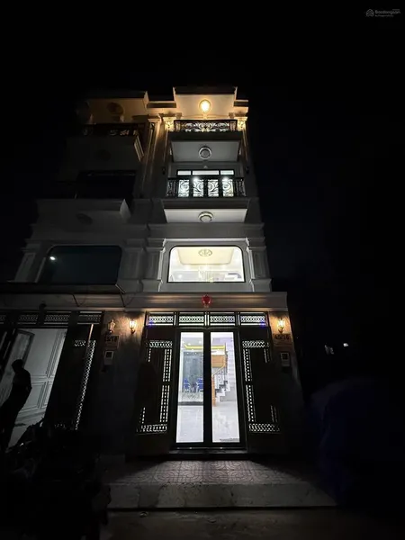 Chính chủ nhà 4 tầng sân ô tô, đường 8m ngay chợ hiệp bình, vạn phúc city