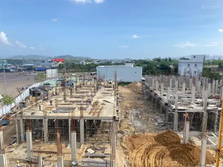 Chính chủ cần bán một căn nhà phố 4,5 tầng trung tâm quy nhơn mặt sông sinh thái mát mẻ đông nam