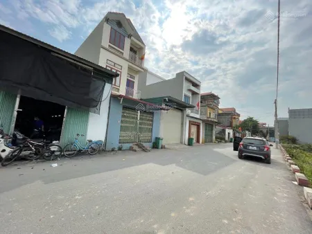 Ô tô, ngõ thông, sát kcn thuận thành 3, xung quanh đầy đủ tiện ích.