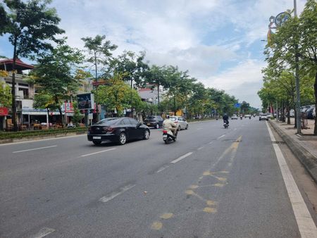 Chính chủ cần cho thuê tòa nhà văn phòng mặt đường Ngô Gia Tự - Long Biên - Hà Nội 563m2x10T, MT30m