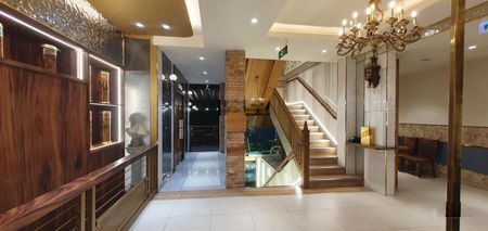 Cho thuê nhà mặt tiền Lê Lai, Quận 1. DT: 20x25m, 1 trệt, 3 lầu. DTSD: 1.500m2