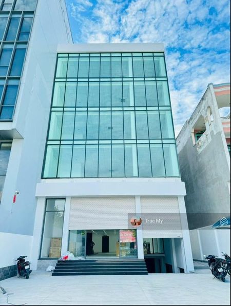 Cho thuê nhà mới xây mặt tiền đường Lê Thị Riêng ngay vòng xoay Phù Đổng quận 1