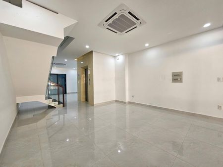 Cho thuê tầng trệt 5x20m đường thông thoáng nhà có lối thông hành, thang máy, 02 máy lạnh âm trần.