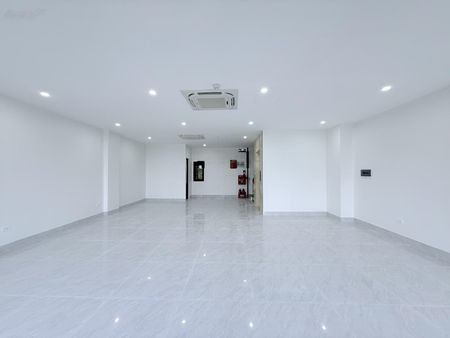 Cho thuê nhà MP Trần Vỹ, 120m2, 8 tầng, MT 7.5m, thang máy, nhà mới, 85Tr