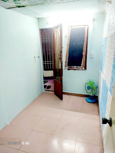 Cho thuê phòng Q10, nội thất máy lạnh ban công. Tầng trệt kệ bếp toilet riêng 2tr1/th