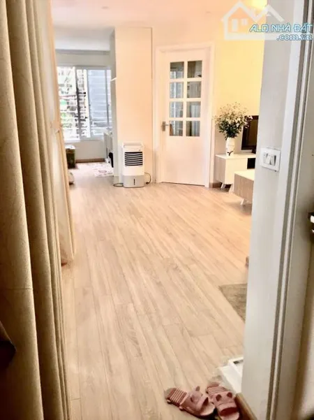 CHO THUÊ CĂN HỘ PHỐ ĐÊ LA THÀNH, ĐỐNG ĐA- DT 70M, 2PN, 1WC, ĐỦ ĐỒ, ĐIỆN NƯỚC DÂN- CHỈ 12TR
